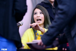 Woman yellow shirt pointing man - energetic free wallpaper