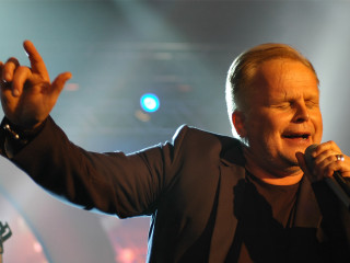 Man microphone hand holding dual - his hand and a microphone free wallpaper