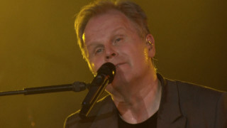 Man microphone hand microphone hand - his hand and a microphone free wallpaper