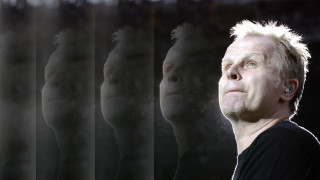 Man shaved head looking up - esao free wallpaper for desktop