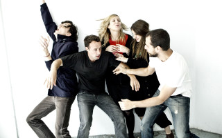 Group people standing room white 2 - a white wall free wallpaper for desktop