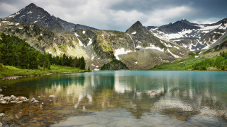 Mountain lake trees rocks cloudy 3 - a cloudy sky above free wallpaper