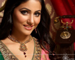 Beautiful woman green gold jewelry - an oil free wallpaper