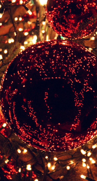 Red ball christmas tree lights - ornamental free wallpaper for mobile