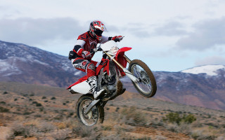 Man riding dirt bike desert 3 - allen tupper true free wallpaper