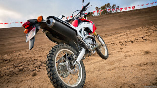 Dirt bike dirt road desert - a dirt bike free wallpaper