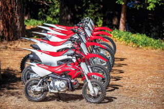 Dirt bikes parked dirt road - product photo free wallpaper