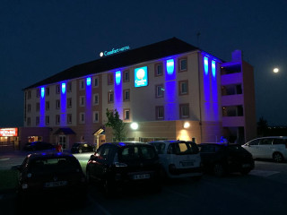 Cyberpunk night hotel blue light - camille bombois free wallpaper