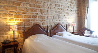 Two beds brick wall lamp - enguerrand quarton free wallpaper