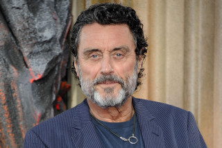 Bearded man blue shirt suit - curtain free wallpaper