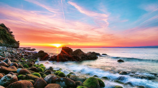 Sunset rocky beach wave crashing - a sunset over a rocky beach free wallpaper