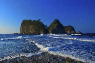 Beach waves rocks blue sky 2 - asai chū free wallpaper