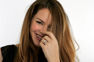 Woman smiling ring blackshirt bettina - a ring free wallpaper