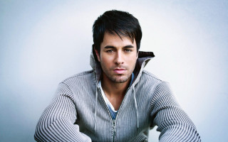 Man sweater posing marble sculpture - plasticien free wallpaper