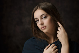 Woman ring dark room pose - her finger free wallpaper