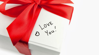 Red ribbon white box love - a white box free wallpaper