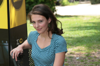 Woman bench park yellow black - box free wallpaper for desktop