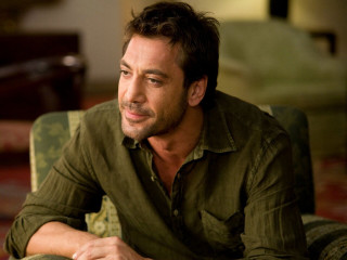 Man sitting couch smiling green - clear eye free wallpaper