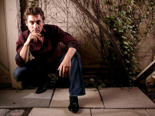 Man sitting plant wall glamor - floor next free wallpaper