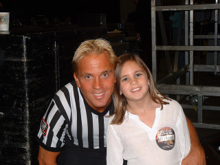 Man girl bar referee pose - a bar free wallpaper