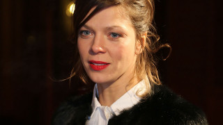 Woman red lipstick black fur - a red lipstick free wallpaper