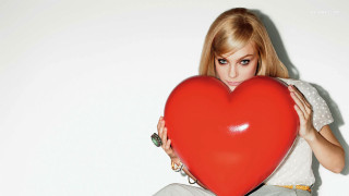 Woman heart balloon pose ring - a ring free wallpaper