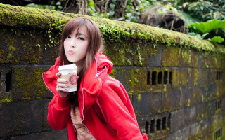 Woman red jacket coffee cell - chen lin free wallpaper