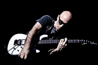 Bald man guitar dark hands - david rubín free wallpaper