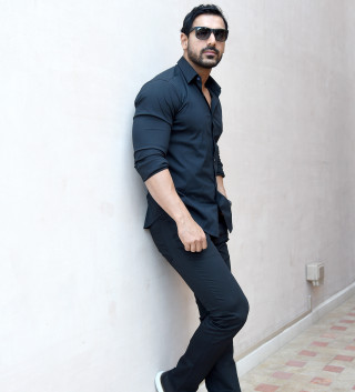 Man sunglasses black shirt white - private free wallpaper for tablet