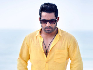 Man yellow shirt sunglasses beach - bholekar srihari free wallpaper