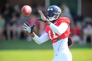 Football player throwing ball game 4 - a football player free wallpaper