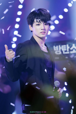 Man thumbs up microphone confetti - a thumb free wallpaper for mobile