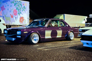 Purple car white stripe parking - colour free wallpaper