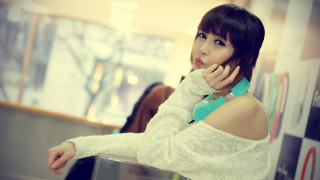 Woman white sweater talking cell - a white sweater free wallpaper