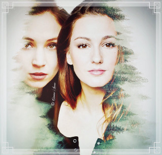 Two women posing picture frame - a picture frame free wallpaper for tablet