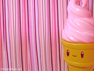 Pink ice cream smiley face - a smiley face free wallpaper