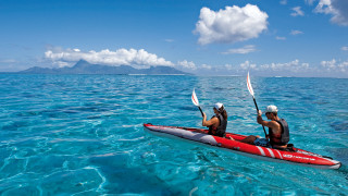 Red kayak ocean mountains blue - eric deschamps free wallpaper
