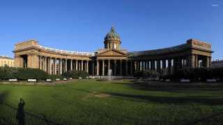 Large building dome clock tower - a grassy area in front free wallpaper
