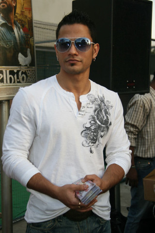 Man sunglasses cellphone poster standing - sunglasses holding free wallpaper