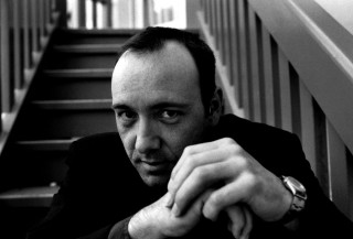 Man sitting stairs hand chin - his chin free wallpaper