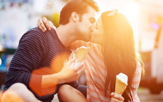 Romantic icecream kiss city couple - the sun light free wallpaper