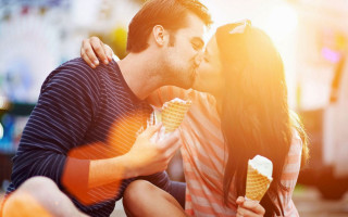 Romantic couple eating icecream city - ice cream free wallpaper