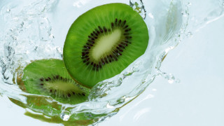 Kiwi cut half glass water - a splash of water free wallpaper