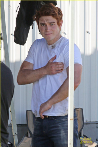 White shirt jeans horse building - a white building free wallpaper for mobile