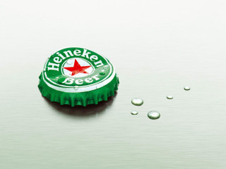 Bottle cap water droplets table - hyperrealistic free wallpaper