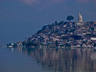 Small island statue lake city - quito school free wallpaper