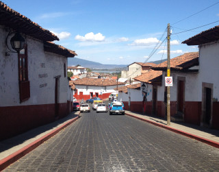 Street cars parked buildings scenery - quito school free wallpaper