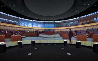 Man podium room people speaker - interactive art free wallpaper