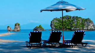 Lawn chairs under umbrella beach - ding yunpeng free wallpaper