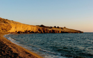 Rocky cliff shore beach water - a beach below free wallpaper